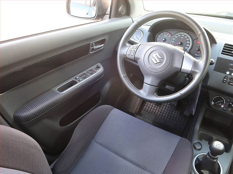 Suzuki Swift (2010) 1.3, 4X4, Serv.kniha - fotka 7 z 17