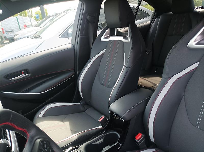 Toyota Corolla 1,8 GR SPORT - fotka 20 z 20