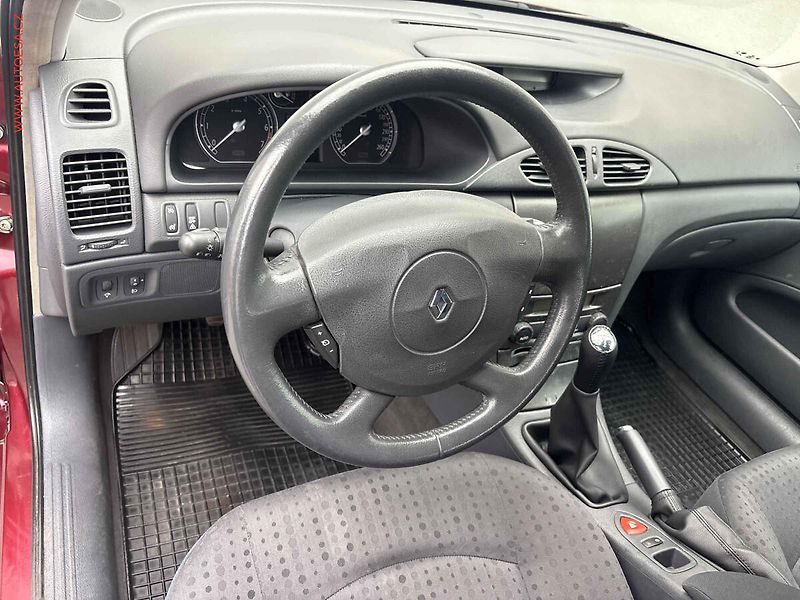 Renault Laguna (2004) 1.6i - fotka 12 z 17