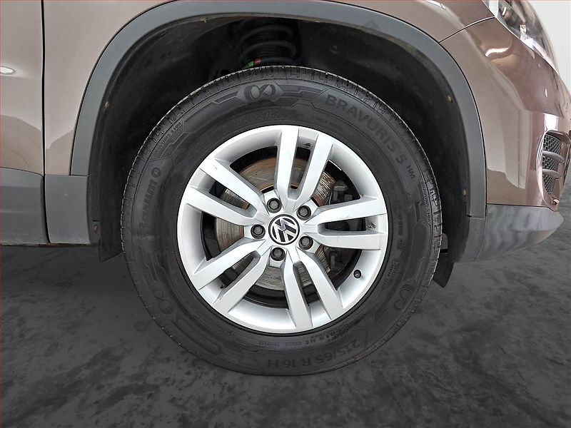Volkswagen Tiguan (2012) 2.0 TDI, Serv.kniha - fotka 15 z 17