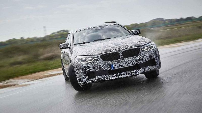 Prozatím maskované BMW M5.