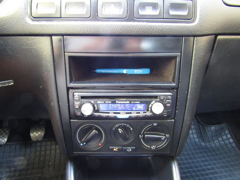 Volkswagen Golf (2002) 1.4 16V KLIMA FUNKČNÍ - fotka 31 z 34