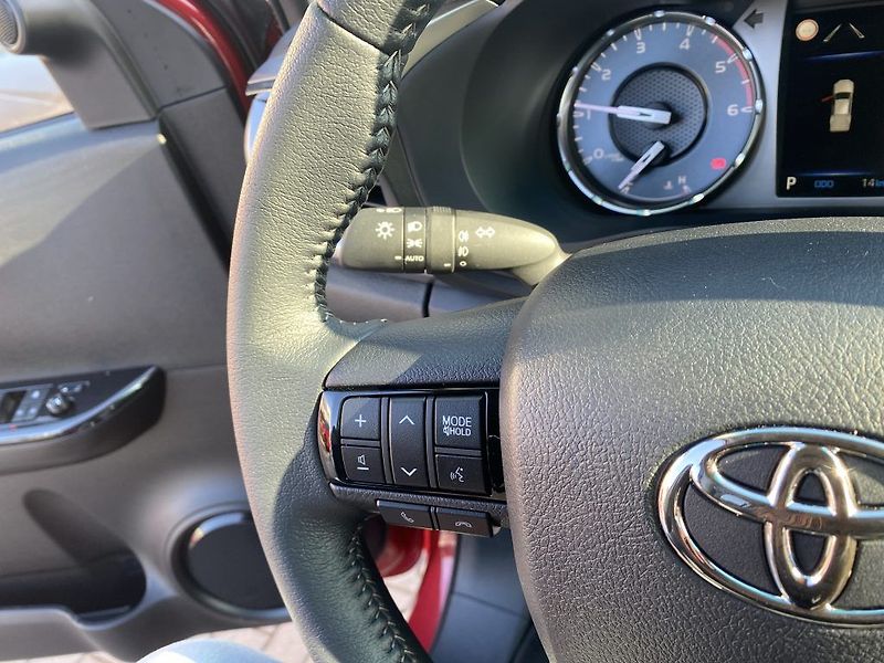 Toyota Hilux 2,8 Diesel 6AT Executive - fotka 19 z 24