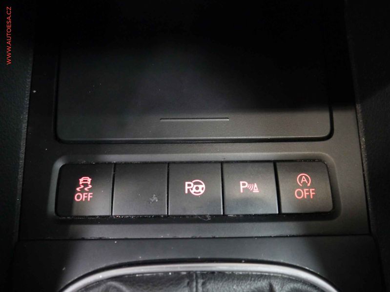 Volkswagen Golf (2011) 1.6TDi, Navi, AC - fotka 19 z 21