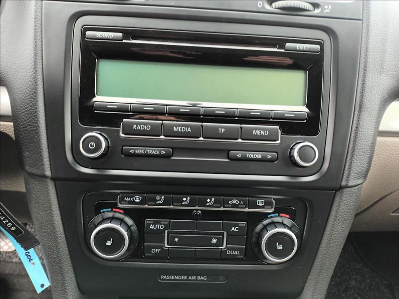 Volkswagen Golf 1,2 TSI,KLIMA,VÝHŘEV,SERVISKA - fotka 16 z 40