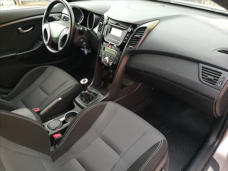 Hyundai i30 1,6 GDi 1.majitel Weekend - fotka 13 z 21
