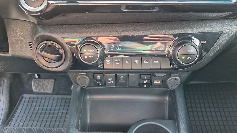 Toyota Hilux Executive 2,8D 150Kw - fotka 21 z 25