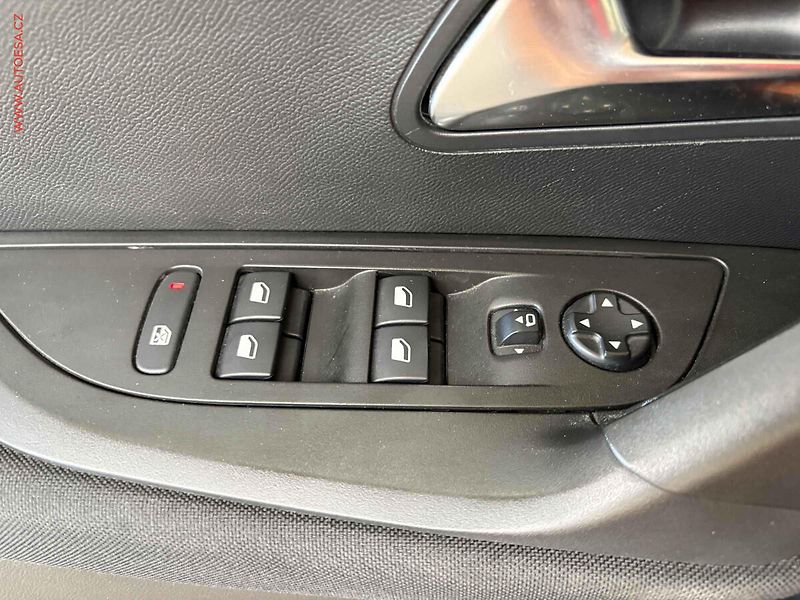 Peugeot 2008 (2021) 1.2PT, Active, LED, navi - fotka 12 z 16