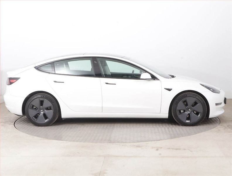 Tesla Model 3 (2021) Long Range 4WD 82kWh, SoH 85% - fotka 6 z 21