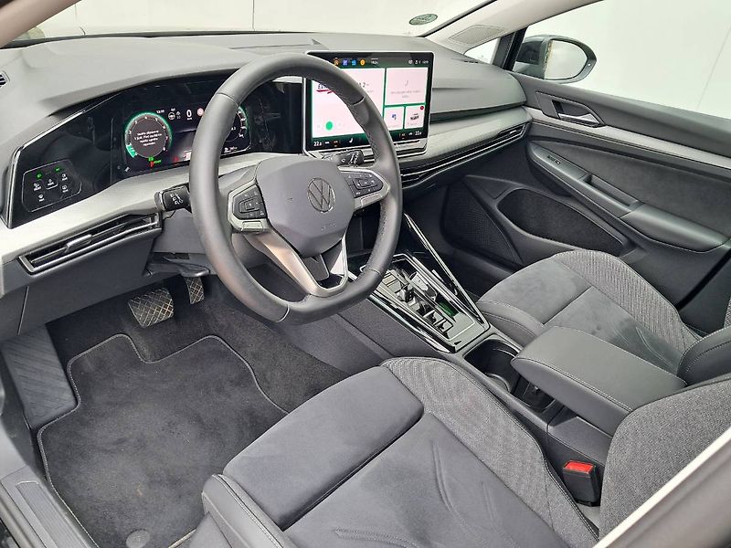 Volkswagen Golf (2024) STYLE 1.5 E-TSI / 85 kW DSG7 M - fotka 17 z 26