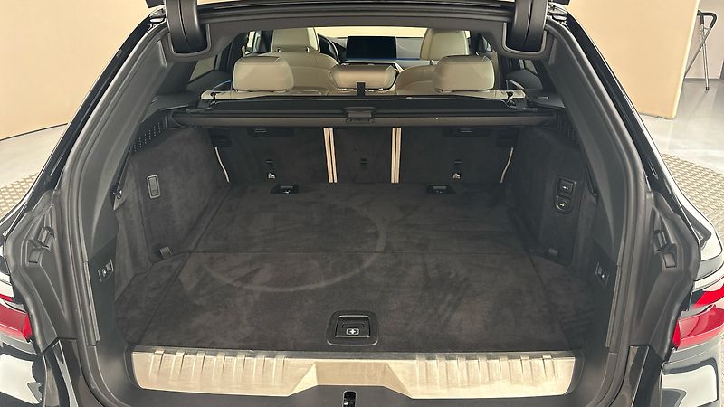 BMW Řada 5 530e AUT xDrive M-paket Tourin - fotka 17 z 30