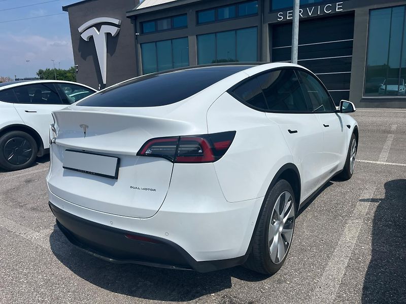 Tesla Model Y (2022) Long Range AWD | AMD Ryzen - fotka 4 z 8