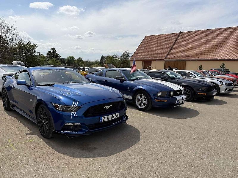 Sraz amerických aut přivítal více než 140 ikonických vozů.