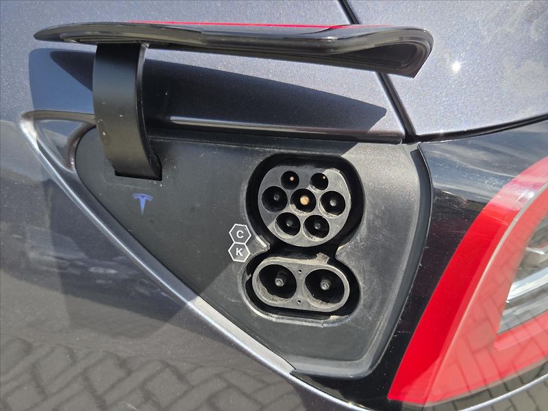 Tesla Model Y 0,0 LR 4x4 FSD Tažné 94% Záruk - fotka 19 z 22