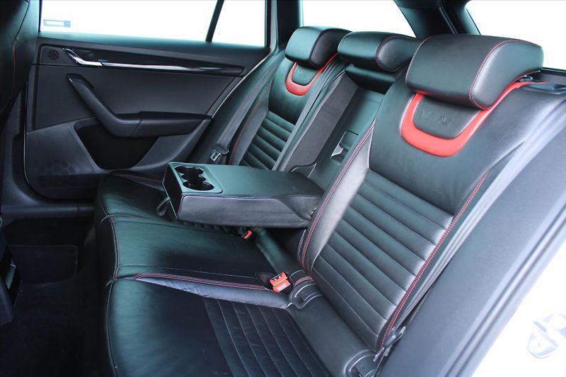 Škoda Octavia RS 2.0 TDI 135kW XENONY ČR - fotka 12 z 26
