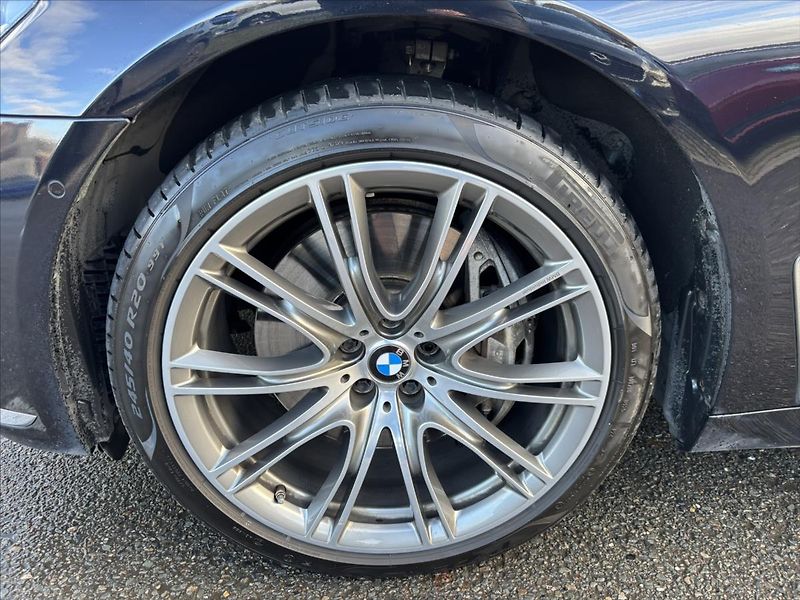 BMW Řada 7 4,4 i 750Li xDrive Individual - fotka 29 z 39