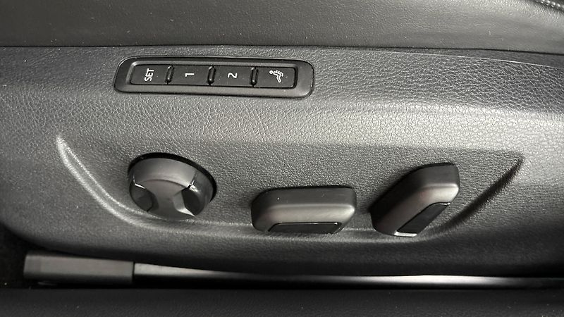 Škoda Superb 2.0 TDI DSG L&K Combi - fotka 22 z 35
