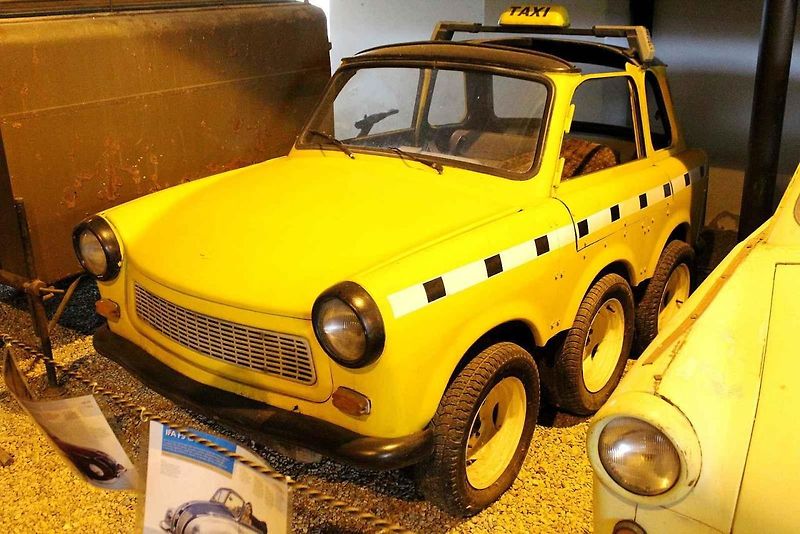 Poutač před muzeem v podobě obrněného transportéru.