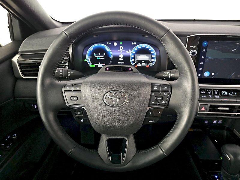 Toyota Camry (2025) 2.5 HEV 230k PRESTIGE - fotka 8 z 30