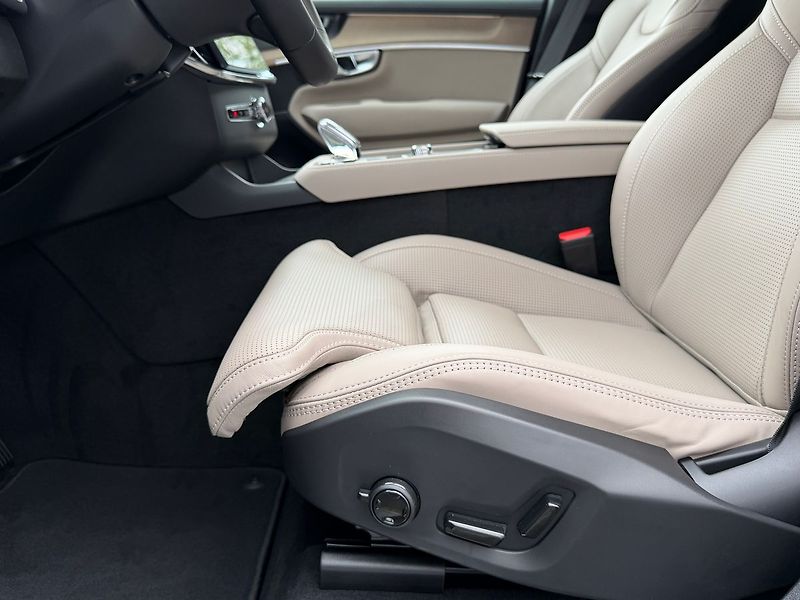 Volvo XC90 (2026) PLUS DARK T8, VZDUCH, VENTILAC - fotka 9 z 24