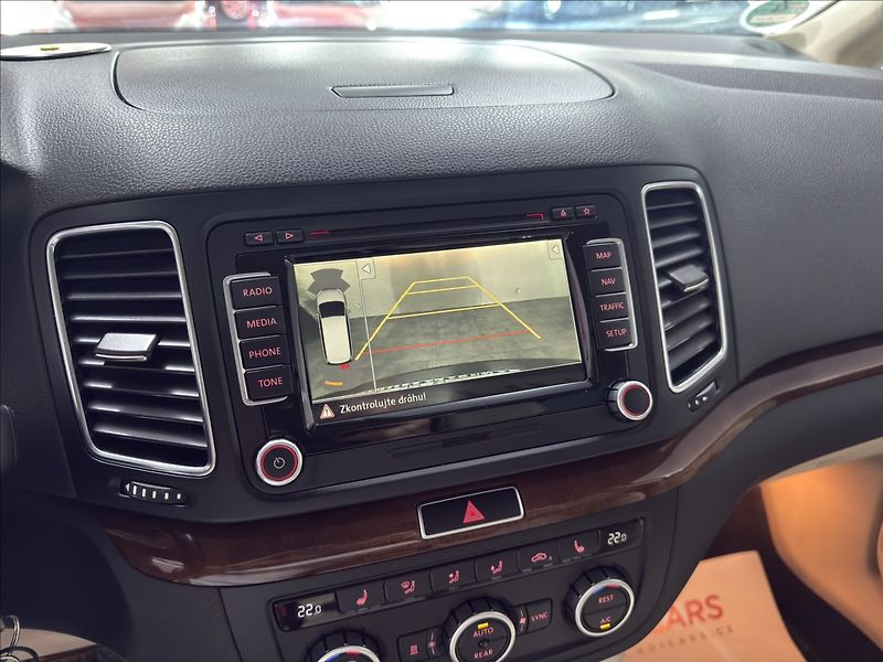 Volkswagen Sharan 2,0   TDI HIGH PANO WEBASTO TZ - fotka 17 z 40