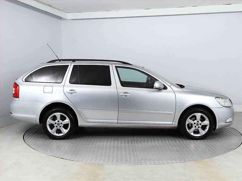 Škoda Octavia (2012) 2.0 TDI, Tempomat - fotka 6 z 14