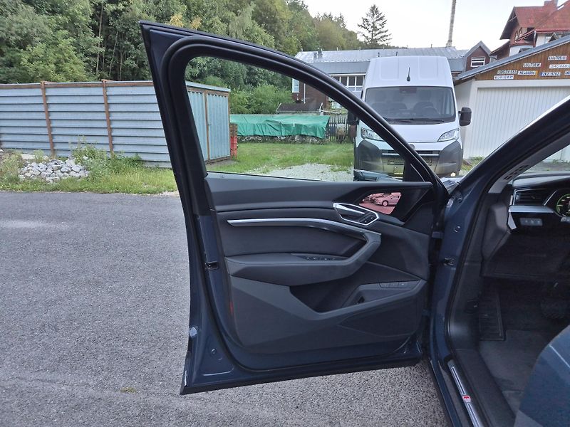 Audi e-tron SPORTBACK 300kw SOH 97,2% - fotka 34 z 45