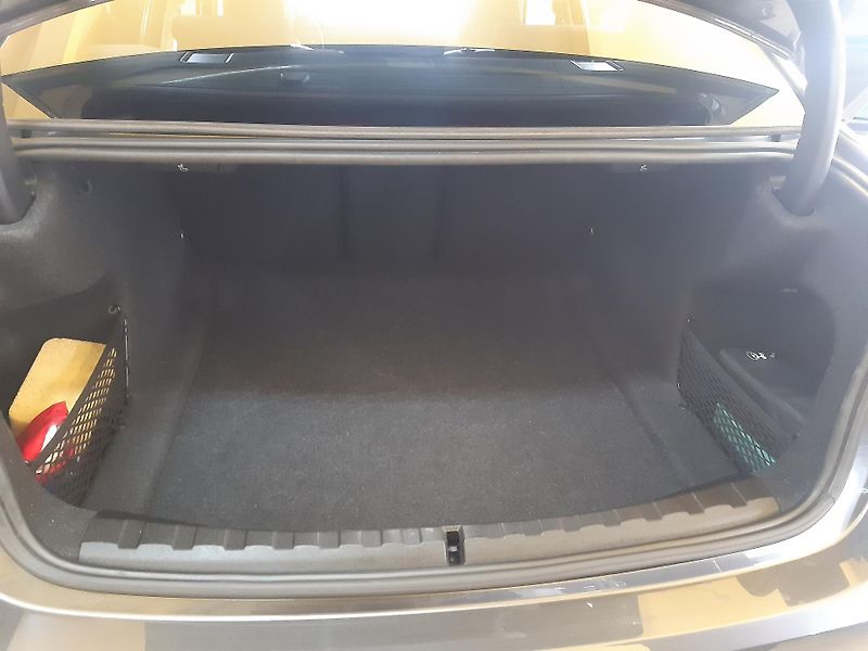 BMW Řada 3 318d BERLINE NAVI LED KAMERA - fotka 21 z 23