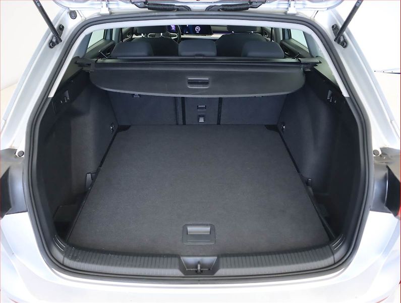 Volkswagen Golf (2024) Life 2.0 TDI - fotka 14 z 23
