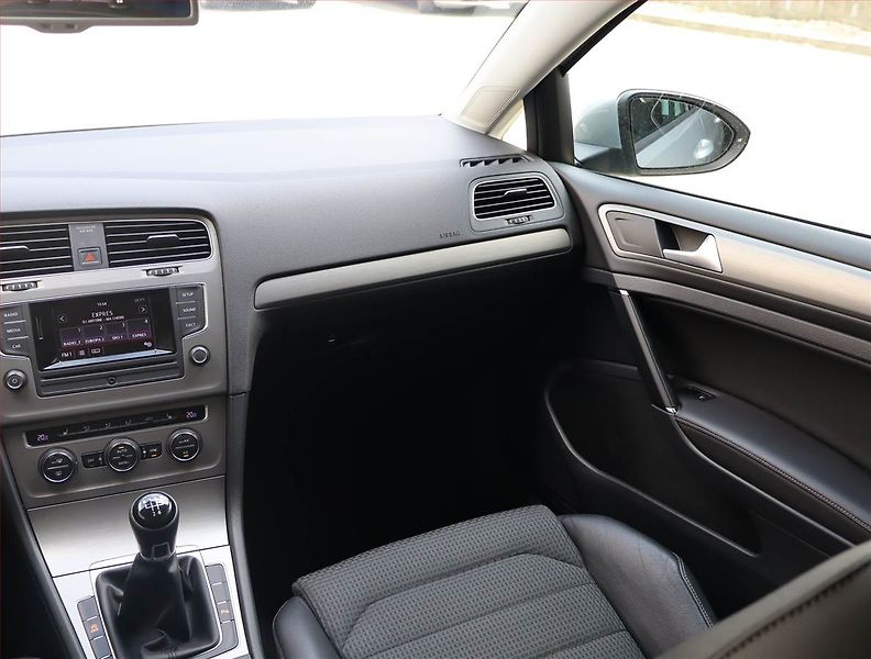 Volkswagen Golf (2015) 1.6 TDI, Serv.kniha, Tempomat - fotka 8 z 20