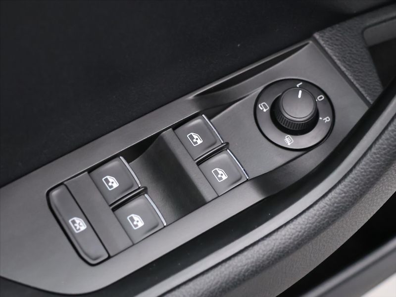 Škoda Superb 2.0 TDI DSG CZ Style Plus Kůže - fotka 15 z 37