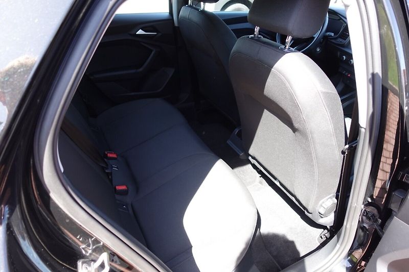 Audi A1 1,0TFSi 70kW S-line - fotka 11 z 25