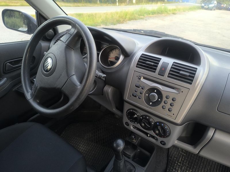 Suzuki Ignis 60KM,KRÁSNÝ,4X4,SERVIS,1MAJ64L - fotka 10 z 18