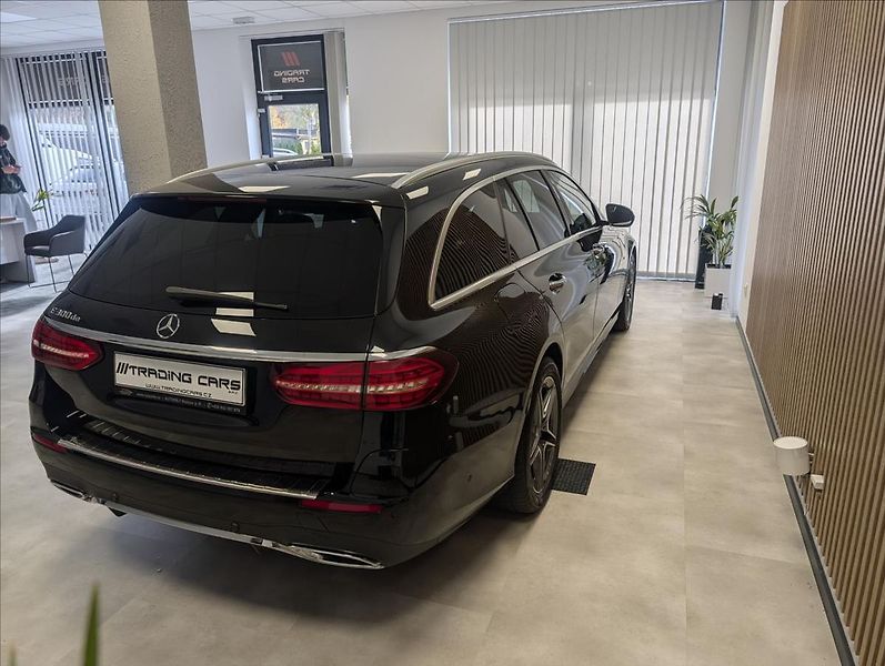 Mercedes-Benz Třídy E E300 DE EQ POWER 225 KW AMG - fotka 10 z 41