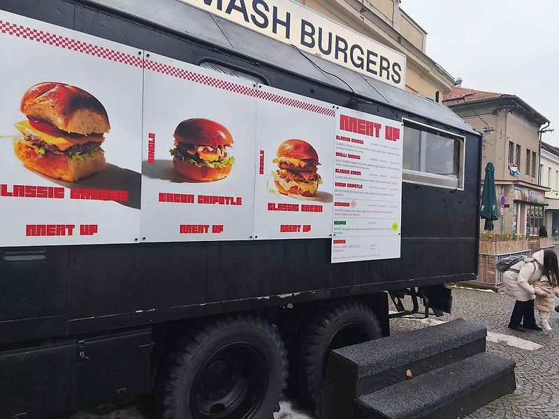 Vojenská V3S nyní slouží jako pojízdná burgrárna.