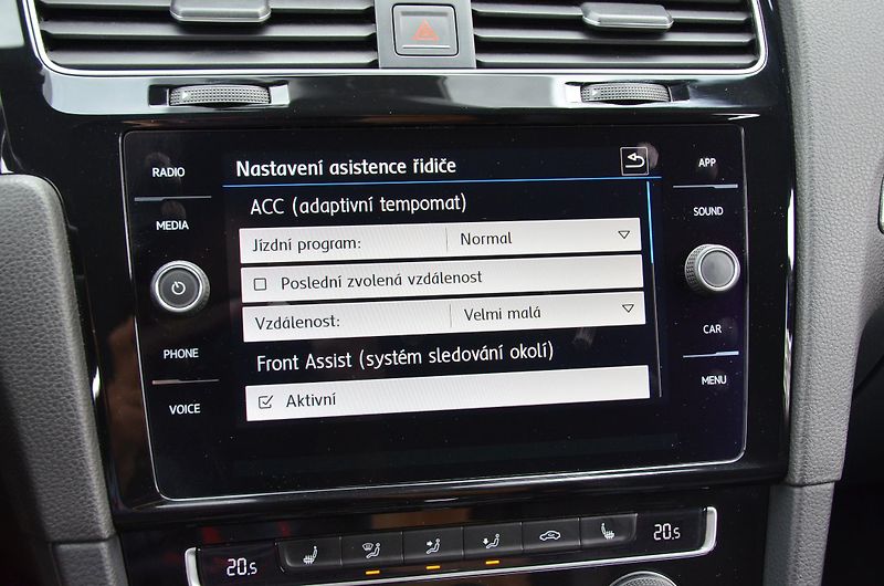 Volkswagen Golf (2017) 1.6 TDi 85kW DSG R-LINE HighL. - fotka 38 z 44
