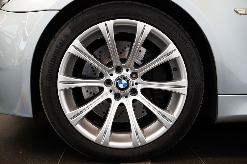 BMW M5 V10/SMG/CarPlay/Kamera - fotka 26 z 28