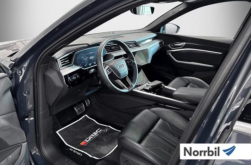 Audi Q8 e-tron 55 Q 360k 4 zóny Pano Matrix - fotka 10 z 22