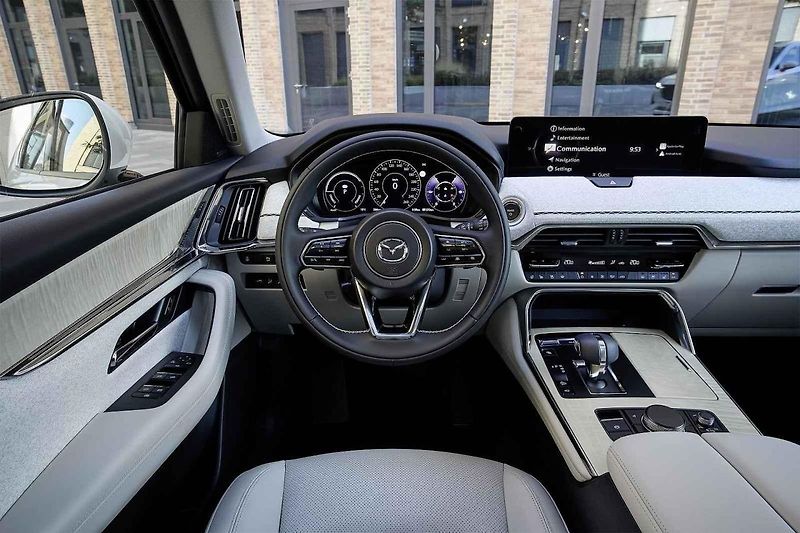 Mazda CX-60 si zdatně vede i na zatáčkovitých silnicích