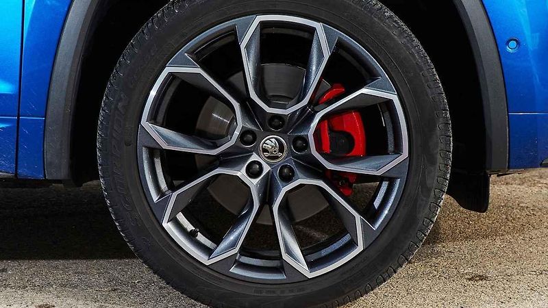 Vybírání vozu v showroomu Škoda Plus