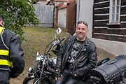 Motorkáři se sjeli na žehnání v bazilice v Jablonném.