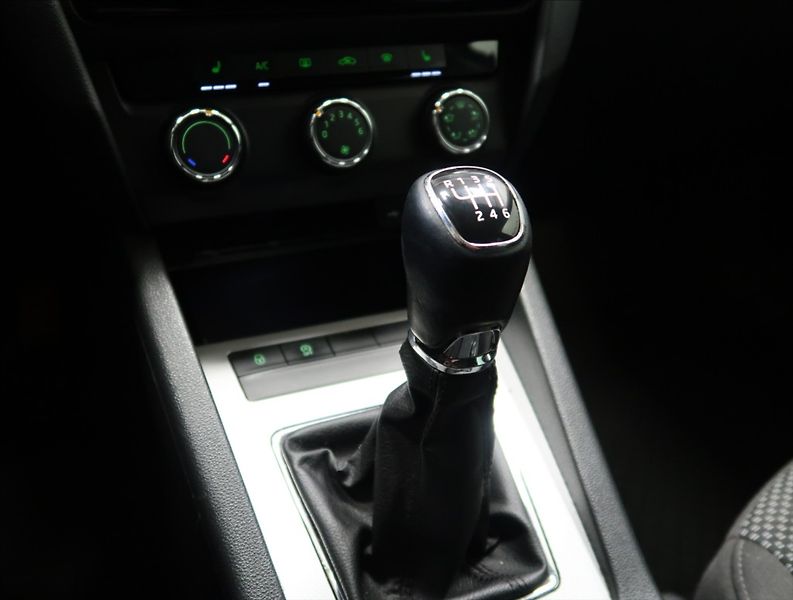 Škoda Octavia 1,2 TSI XENON VÝHŘEV 2x ALU - fotka 24 z 33