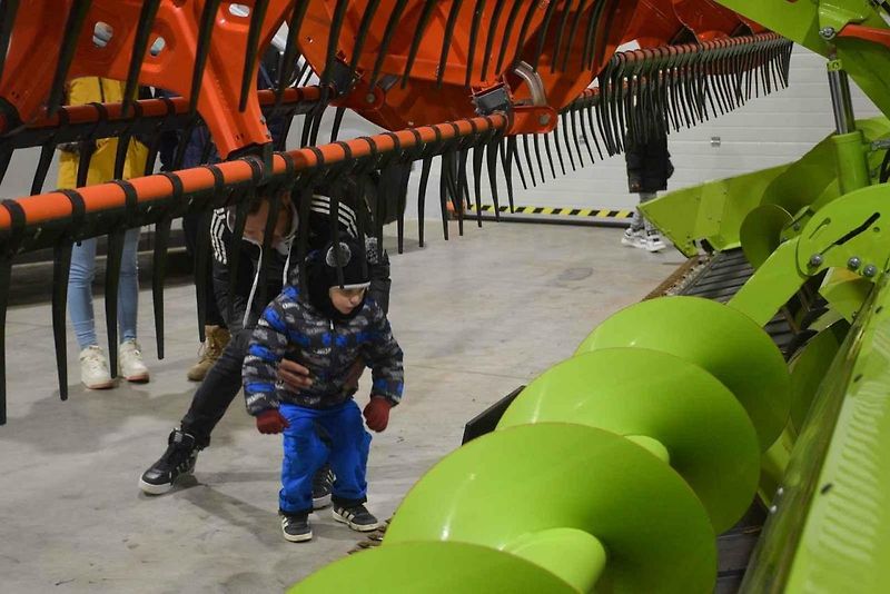 Světla, koledy a obří stroje. Rozsvícení vánočního kombajnu zahájilo advent v Jičíně