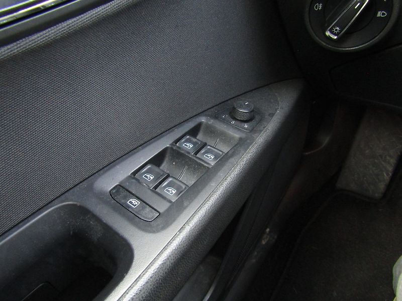 Seat Leon (2014) 16 TDI 77kW - fotka 29 z 35