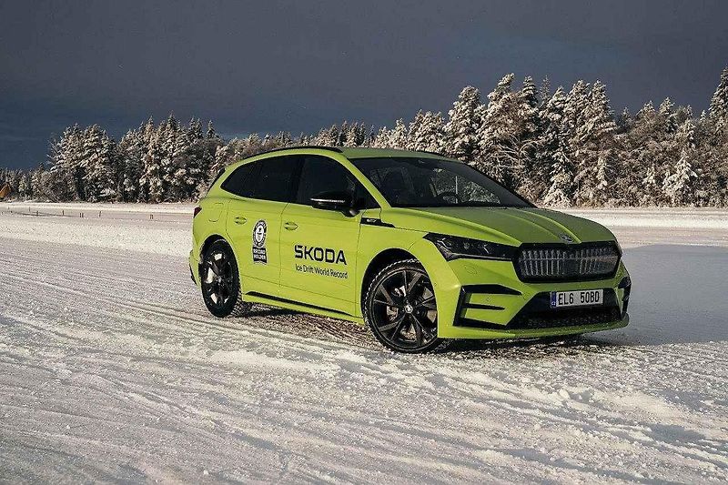 Automobilka Škoda pokořila s plně elektrickým vozem SUV Enyaq RS rekord v nejdelším souvislém driftu na ledě.