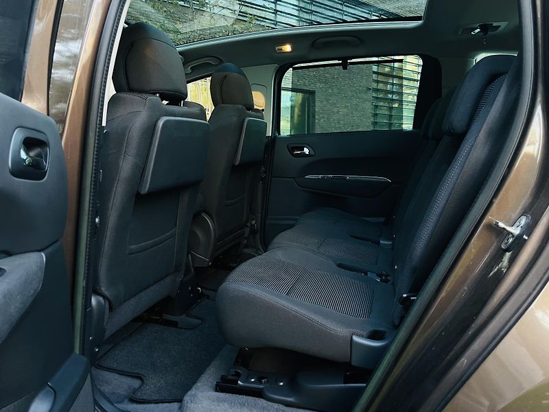 Peugeot 5008 2.0HDi MAN 1MAJITEL SENZORY  - fotka 28 z 43