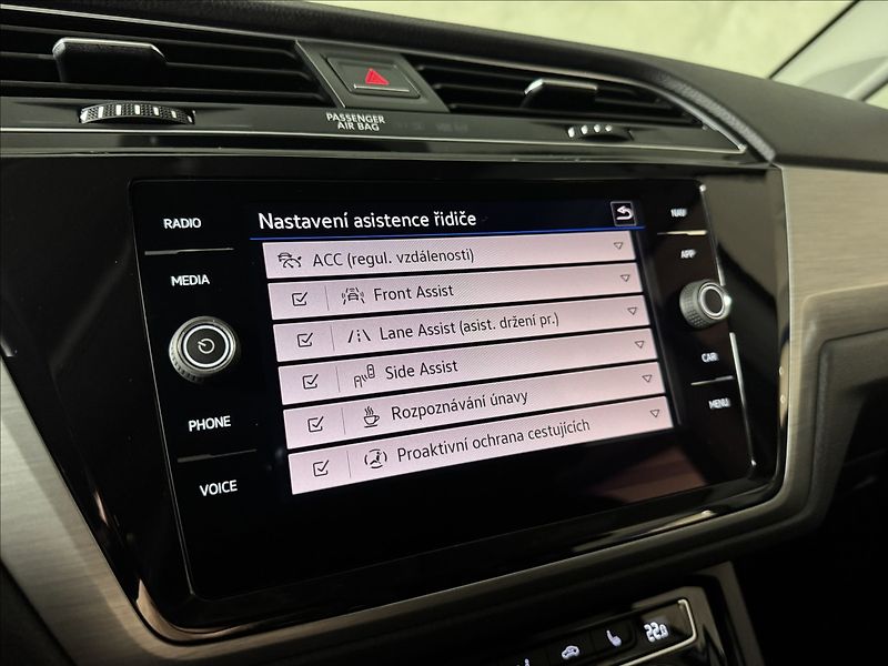 Volkswagen Touran 2,0 TDi  DSG Comfortline Tažné - fotka 26 z 43