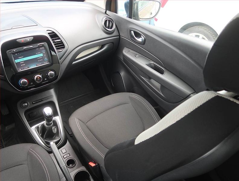 Renault Captur (2017) 1.2 TCe, Navi, Tempomat - fotka 8 z 17