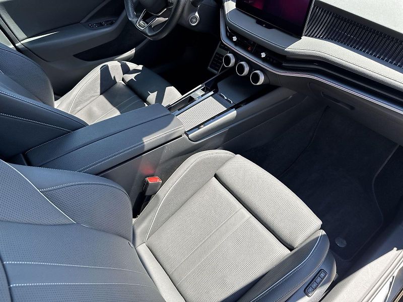 Škoda Superb (2025) 2.0 TSI 4x4 DSG Sportline - fotka 8 z 36