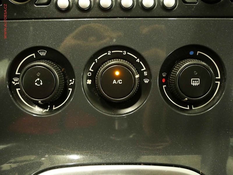 Peugeot 3008 (2010) 1.6 HDi, Klima - fotka 16 z 17
